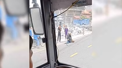 Xe Limousine va chạm kéo xe máy hàng chục mét, 2 người thương vong