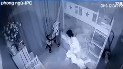Tạm giữ người giúp việc dốc ngược bé gái 13 tháng tuổi
