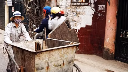 Công nhân vệ sinh dọn khối rác khổng lồ ngày cuối năm