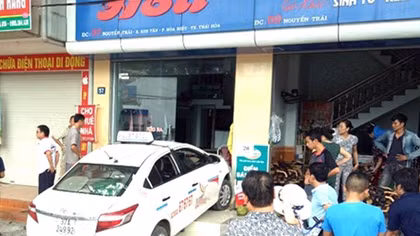 Bé trai bị thương sau khi xe taxi lao vào nhà