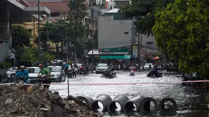 Dân Hà Nội bì bõm trên đường sau cơn mưa lớn