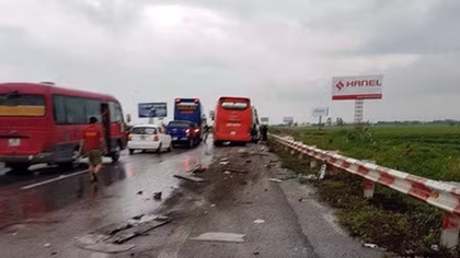 Tông xe khách trên cao tốc Pháp Vân - Cầu Giẽ, 10 người bị thương