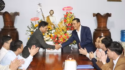 Giám đốc Công an Hà Tĩnh chúc mừng Lễ Giáng sinh ở Hương Khê