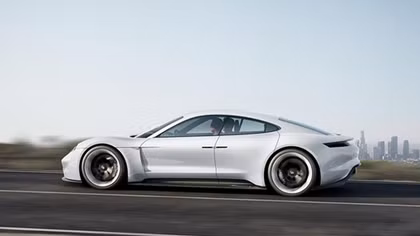 Porsche Mission E thách thức Tesla Model S