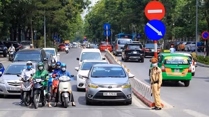 Nóng 40 độ, Hà Nội hầm hập cả ngày lẫn đêm