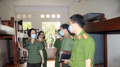 Khảo sát địa điểm lập cơ sở cách ly tập trung chống dịch cho CBCS Công an