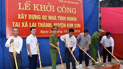 Khởi công xây dựng nhà tình nghĩa cho 2 hộ có hoàn cảnh khó khăn