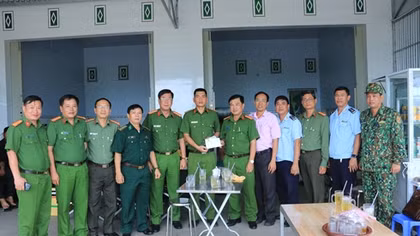 Thăm hỏi, tặng quà các chốt chống buôn lậu trên tuyến biên giới An Giang