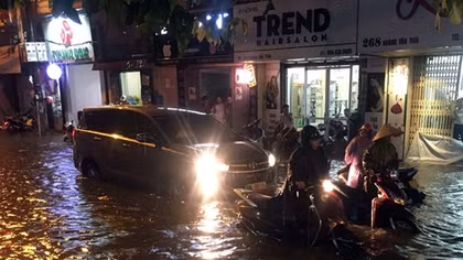 Mưa lớn giờ tan tầm, nhiều tuyến phố thủ đô ngập nặng