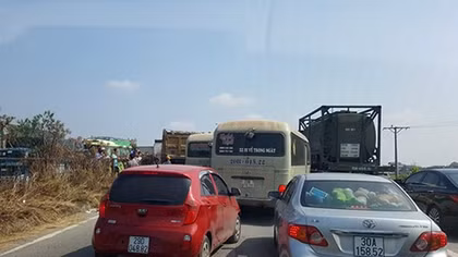 Đâm vào đuôi xe tải, tài xế xe khách tử vong trong ca bin