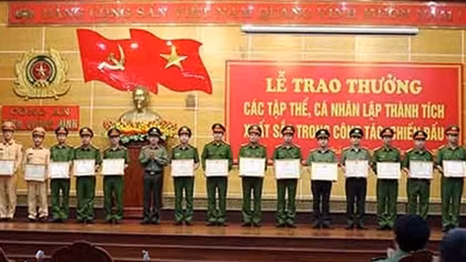 Khen thưởng các tập thể cá nhân có thành tích xuất sắc trong công tác, chiến đấu