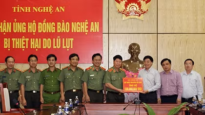 Thứ trưởng Bùi Văn Nam tặng quà ủng hộ đồng bào bị lũ lụt tại Nghệ An