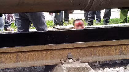 Mải mê nghe điện thoại, nam thanh niên bị tàu hỏa tông