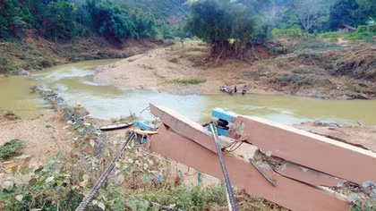 Tây Giang ngổn ngang sau bão lũ