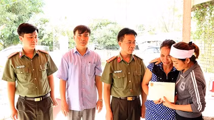 Thăm hỏi, động viên gia đình đồng chí Thiếu úy Nguyễn Bá Cường