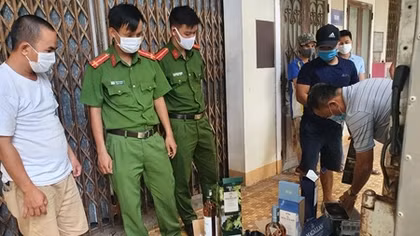 Vận chuyển 1.600 chai rượu ngoại nhập lậu cho người "không quen biết"