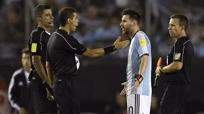 Quanh án phạt cấm thi đấu 4 trận của Messi "Trâu bò" đánh nhau, "thiên tài" chết?