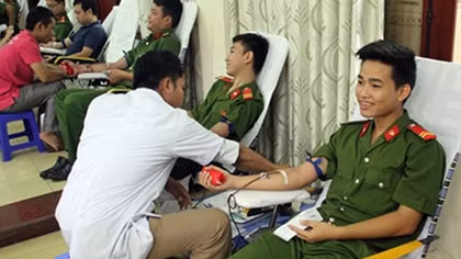 Gần 400 đoàn thanh niên Công an hưởng ứng "Giọt hồng xứ Thanh"
