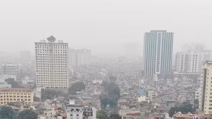 Hà Nội ô nhiễm, nhà chọc trời mất hút trong lớp bụi mịn khổng lồ