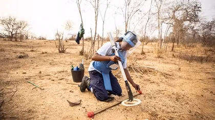 Những người phụ nữ chuyên đi gỡ mìn ở Angola