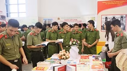 Trưng bày trên 2.000 đầu sách tại Ngày hội sách về CAND