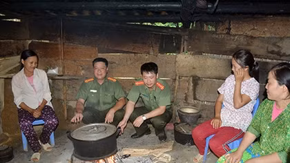 Trinh sát an ninh "cắm bản"