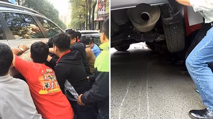 Người dân chung sức nâng ô tô cứu cháu bé mắc kẹt