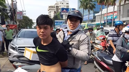Nhiều quần chúng tích cực truy bắt tội phạm