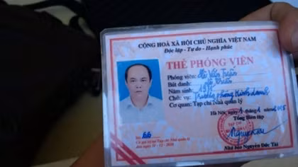 Tông xe vào trụ sở UBND tỉnh Thanh Hoá, rút thẻ phóng viên ra dọa