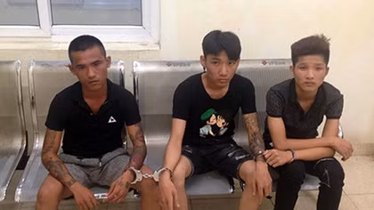 Nhóm 9x mang cả “kho” dao kiếm “phòng thân”