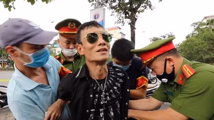 Mang ma túy, dao nhọn, con nghiện nhiều tiền án bị 141 tóm gọn