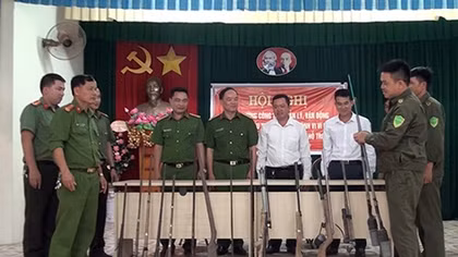Vận động người dân giao nộp 15 khẩu súng kíp tự chế