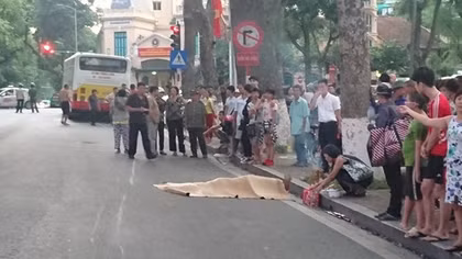 Cô gái trẻ bị xe buýt cán chết thương tâm trên đường phố Hà Nội