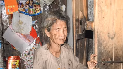 Xót xa người mẹ mù lòa gần 50 năm nuôi con điên dại!