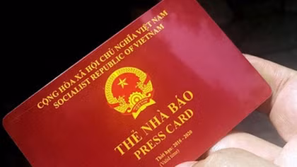 Một Phó tổng biên tập bị thu hồi thẻ nhà báo