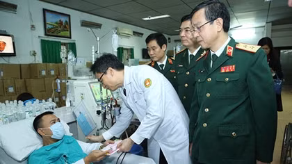 Phó Thủ tướng Vũ Đức Đam thăm bệnh nhân, bác sĩ ngày 30 Tết