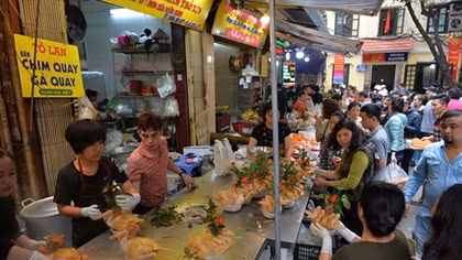 Sáng sớm 30 Tết, người Hà Nội chen chân đi mua gà xôi cúng giao thừa