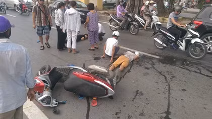 Cụ bà băng qua đường, bị xe máy tông trọng thương