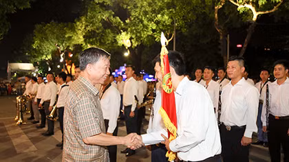 Chuyện những chiến sỹ Công an ôm kèn tấu nhạc phục vụ người dân ở Hồ Hoàn Kiếm