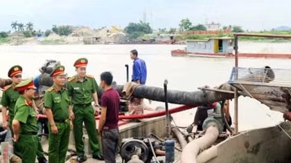Phát hiện 2 tàu khai thác cát trái phép trên sông Cấm
