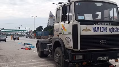 Va chạm với xe đầu kéo, 2 mẹ con chết thảm