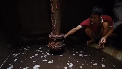 Thau rửa bể ngầm, người dân kinh hãi nước đen kịt, mùi khét lẹt