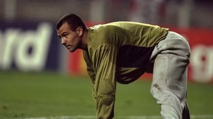 Kỷ lục gia Euro Gabor Kiraly với chiếc quần "đi cùng năm tháng"