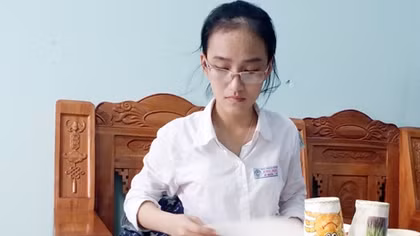 Nữ sinh trường làng sáng chế giấy chống thấm từ bã mía
