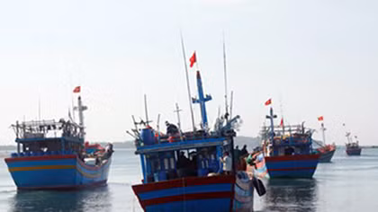Ngư dân sát cánh trên biển