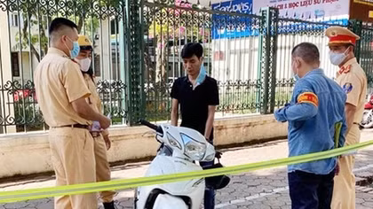 Gặp 141, con nghiện nắm chặt ma túy trong tay tìm cách phi tang