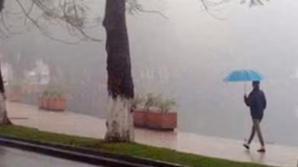 Hà Nội sáng có mưa, trưa chiều hửng nắng