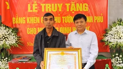 Truy tặng Bằng khen của Thủ tướng Chính phủ cho nhà báo Đinh Hữu Dư