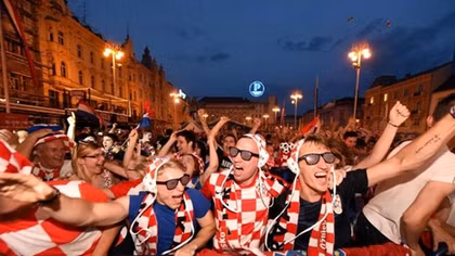 Người Croatia đốt pháo sáng ăn mừng chiến thắng trước sư tử Anh