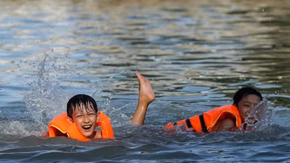 Ngày hè đổ lửa, trẻ nhỏ thôn Trầm giải nhiệt nơi bể bơi nhân tạo
